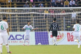 [Video] Hoàng Anh Gia Lai có bàn danh dự nhờ thủ môn Long An vồ ếch