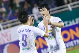 Công Phượng và Văn Toàn mỗi người góp một bàn trong thắng lợi của U21 Hoàng Anh Gia Lai. (Ảnh: Minh Chiến/Vietnam+)