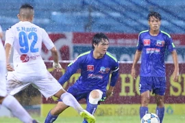 Đội trưởng Tuấn Anh (áo xanh) là người duy nhất được ông Phan Thanh Hùng khen ngợi. (Ảnh: Minh Chiến/Vietnam+)