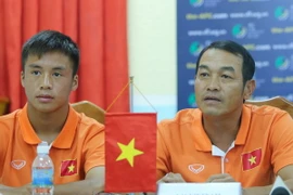 Huấn luyện viên trưởng U16 Việt Nam Đinh Thế Nam và đội trưởng Nguyễn Trọng Long (trái). (Ảnh: Đỗ Đen/Vietnam+)