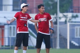 Huấn luyện viên Miura nhiều lần tỏ thái độ không hài lòng khi các cầu thủ chưa thể triển khai lối đá dãn biên chính xác như ông yêu cầu. (Ảnh: Minh Chiến/Vietnam+)