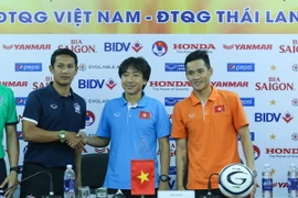 Do Kiatisak bận việc cùng Đại sứ quán Thái Lan, ông Miura (áo xanh) là huấn luyện viên trưởng duy nhất có mặt trong buổi họp báo. (Ảnh: Minh Chiến/Vietnam+)