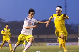 Hoàng Thịnh băng kín đầu, nhập viện ngay sau chiến thắng