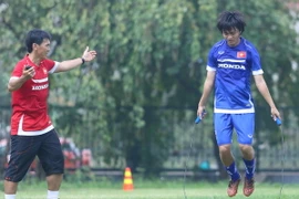 [Video] Hài hước Tuấn Anh lúng túng với bài nhảy dây của ông Miura