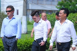 Đại diện của Manchester City (áo xanh) trong buổi khảo sát chiều qua. (Ảnh: Minh Chiến/Vietnam+)