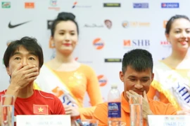 Huấn luyện viên Miura thận trọng, Lê Công Vinh tự tin. (Ảnh: Minh Chiến/Vietnam+)