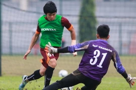 Công Phượng có pha đối mặt thủ thành Trần Đình Minh Hoàng của PVF trong trận đấu tập sáng nay. Anh bất ngờ có động tác ngoặt bóng qua người quen thuộc. (Ảnh: Đỗ Đen/Vietnam+)