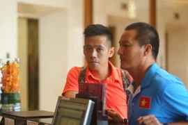 Quả bóng bạc Việt Nam phải nhờ tới một trợ lý bảo lãnh để được làm thủ tục nhận phòng khách sạn. (Ảnh: Minh Chiến/Vietnam+)