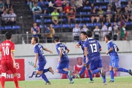 U19 Thái Lan (áo xanh) tỏ ra quá mạnh so với U19 Việt Nam. (Ảnh: Đỗ Đen/Vietnam+)