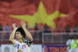 Tiền đạo của U21 Hoàng Anh Gia Lai là một trong hai cầu thủ Gia Lai đá hỏng luân lưu. Anh không dám ngẩng đầu lên nhìn cú sút quyết định cho Gia Lai của Nguyễn Phong Hồng Duy. (Ảnh: Minh Chiến/Vietnam+)