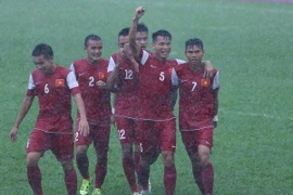 U21 Việt Nam đội mưa thắng trận thứ hai liên tiếp trước U21 Singapore. (Ảnh: Minh Chiến/Vietnam+)