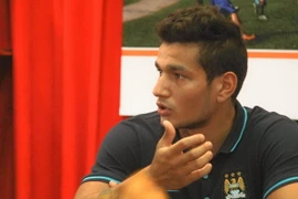 Lopes (ngoài cùng bên trái) cùng đồng đội đã có buổi giao lưu với các trẻ em và người hâm mộ tại làng trẻ em SOS (Hà Nội) vào sáng nay. (Ảnh: Hiếu Lương/Vietnam+)