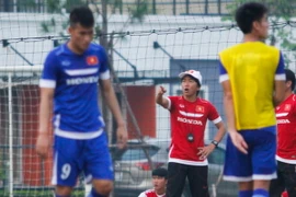 Ông Miura (áo đỏ) nhiều lần phải nhắc Công Vinh (số 9) và các cầu thủ tấn công nhanh chóng lùi về hỗ trợ hàng thủ. (Ảnh: Hiếu Lương/Vietnam+)