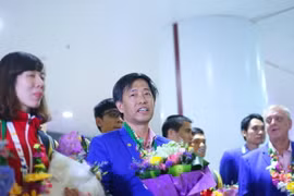 Huấn luyện viên Phùng Lê Quang và tuyển đấu kiếm Việt Nam vượt chỉ tiêu 1 huy chương vàng (tổng là 8 huy chương vàng) ở SEA Games 28. (Ảnh: Minh Chiến/Vietnam+)