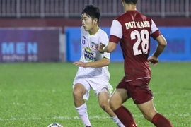 Xuân Trường (áo trắng) sẽ chính thức là người của Incheon United từ ngày 28/12 sắp tới. (Ảnh: Minh Chiến/Vietnam+)