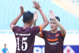 Công Vinh lập cú đúp, tuyển Việt Nam đè bẹp đàn em U23 