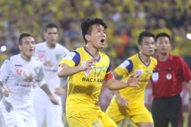 Quang Tình thực hiện phạt đền thất bại ở phút 70 khiến Sông Lam Nghệ An bỏ lỡ cơ hội tìm bàn gỡ hòa. (Ảnh: Minh Chiến/Vietnam+)