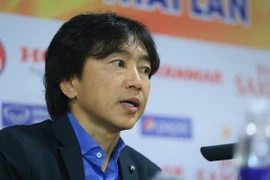 Ông Miura kiên quyết bảo vệ lựa chọn chiến thuật 5-3-2 của mình. (Ảnh: Minh Chiến/Vietnam+)