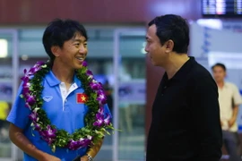 [Photo] HLV Miura rạng rỡ trở về Việt Nam trong niềm vui chiến thắng