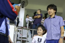 Huấn luyện viên Toshiya Miura tươi cười chụp ảnh và ký tặng người hâm mộ ở Thống Nhất hết lần này tới lần khác. (Ảnh: Minh Chiến/Vietnam+)