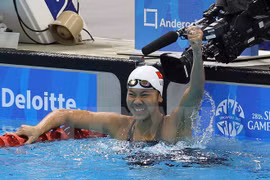 Ánh Viên ăn mừng sau một tấm huy chương vàng giành được ở SEA Games. (Ảnh: TTXVN)