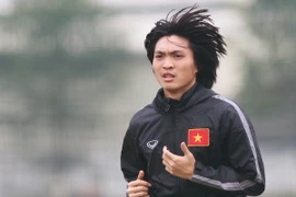 Tuấn Anh chấn thương nặng nhưng vẫn phải bay vào miền Nam dự lễ ký kết hợp đồng. (Ảnh: Minh Chiến/Vietnam+)