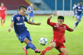 Âu Văn Hoàn (số 2) và các đồng đội đã không thể xuyên thủng bức tường bê tông mà Hải Phòng bày ra trên sân Lạch Tray tối qua. (Ảnh: Minh Chiến/Vietnam+)