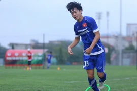 [Photo] Văn Toàn vấp ngã, nhiều cầu thủ Olympic "chấn thương"