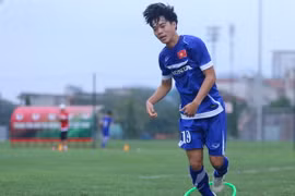 [Photo] Văn Toàn vấp ngã, nhiều cầu thủ Olympic "chấn thương"