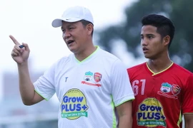 Huấn luyện viên Nguyễn Quốc Tuấn dừng bài tập để nhắc nhở các học trò. (Ảnh: Minh Chiến/Vietnam+)