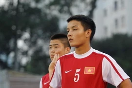 Trung vệ Văn Khánh (số 5) từng bị loại khỏi U19 Việt Nam vì chơi bạo lực. (Ảnh: Minh Chiến/Vietnam+)