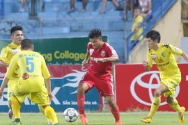 Bình Dương (áo đỏ) đối mặt với thử thách lớn Hà Nội T&T ở chung kết. (Ảnh: Minh Chiến/Vietnam+)