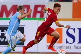 Phi Sơn (áo đỏ) bị loại khỏi đội tuyển là nỗi tiếc nuối lớn. (Ảnh: Minh Chiến/Vietnam+)