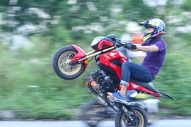 Wheelie (đi một bánh bốc đầu) là một trong những kỹ thuật cơ bản của stunt. (Ảnh: Minh Chiến/Vietnam+)
