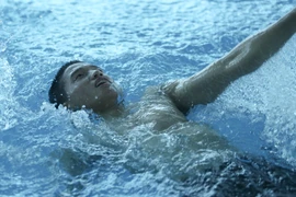 [Photo] Mạnh Hùng khoe hình xăm, U23 Việt Nam hồi sức trong hồ bơi