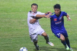 Bùi Tiến Dũng (áo xanh) và đồng đội sẽ trụ hạng ngay tại vòng này. (Ảnh: Minh Chiến/Vietnam+)