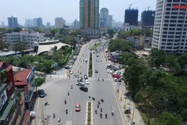 [Video] Vắng bóng cây xanh, Hà Nội "oằn mình" trong cái nắng đầu hè
