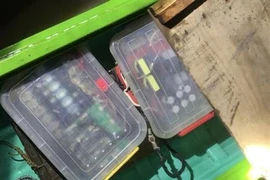 Bộ xung kích điện được các đối tượng sử dụng để khai thác trái phép thủy sản trên sông. (Ảnh: TTXVN phát)