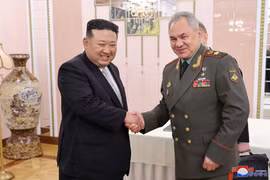 Nhà lãnh đạo Triều Tiên Kim Jong-un tiếp phái đoàn quân sự Nga do Bộ trưởng Quốc phòng Sergei Soigu dẫn đầu. (Nguồn: Reuters)