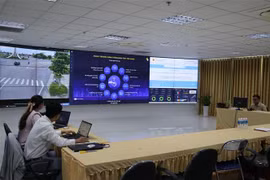 Các cán bộ của Trung tâm Điều hành Thông minh (IOC) tỉnh Tiền Giang đang xử lý dữ liệu trên hệ thống. (Ảnh: Lâm Nguyên/TTXVN)