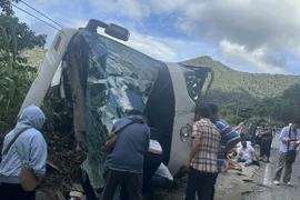 Hiện trường xe khách bị lật trên đèo Khánh Lê, chiều 18/7. (Ảnh: TTXVN phát)