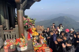 Nhân dân, phật tử dâng hương tại chùa Đồng trên đỉnh Yên Tử. (Ảnh: Thanh Vân/TTXVN)
