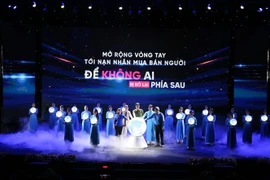 Phát tờ rơi tuyên truyền về phòng, chống mua bán người cho phụ nữ dân tộc thiểu số tại chợ trung tâm xã Tả Gia Khâu, huyện Mường Khương, tỉnh Lào Cai. (Ảnh: Hương Thu/TTXVN)
