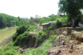 Tình trạng sạt lở bờ sông Cái ở Khánh Vĩnh, Khánh Hòa. (Ảnh: Phan Sáu/TTXVN)