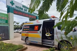 Nhóm bảo vệ Bệnh viện Hoàn Mỹ Bình Phước ngăn cản xe của nhóm thiện nguyện vào bệnh viện chở bệnh nhân. (Ảnh: TTXVN phát)