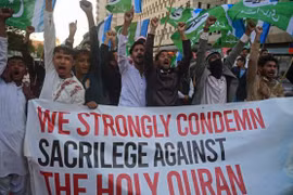 Biểu tình tại Pakistan phản đối vụ đốt kinh Koran. (Nguồn: Le Monde/AFP)