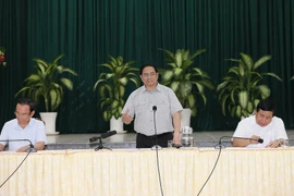 Thủ tướng Phạm Minh Chính làm việc với lãnh đạo huyện Cần Giờ. (Ảnh: Dương Giang/TTXVN)
