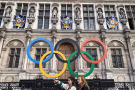 Biểu tượng Olympic tại Paris, Pháp. (Ảnh: AFP/TTXVN)