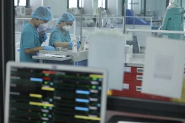 Nhân viên y tế chăm sóc bệnh nhân COVID-19 nặng tại Bệnh viện điều trị bệnh nhân COVID-19 (thuộc Bệnh viện Đại học Y Hà Nội). (Ảnh: Minh Quyết/TTXVN)