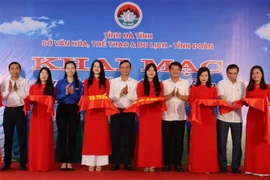 Cắt băng khai mạc Tuần Văn hóa "Linh thiêng Đồng Lộc". (Ảnh: Hoàng Ngà/TTXVN)